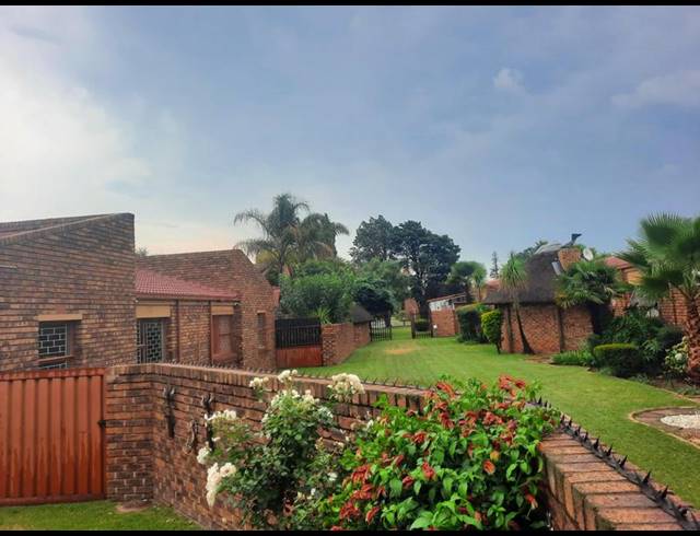 3 BEDROOM TOWNHOUSE FOR SALE IN VANDERBIJLPARK CE 3